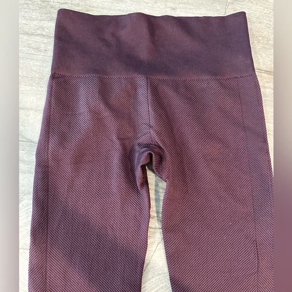 Spanx plum color ribbed leggings ‘look at me now’ model - Picture 6 of 10